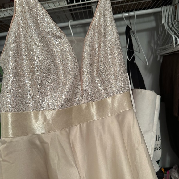 Formal gown - Picture 6 of 6